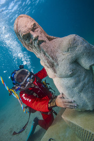 Musée Subaquatique de Marseille, MSM, Plage des Catalans. Le Musée Subaquatique de Marseille est une installation « multi-artistes » de 10 œuvres située à 100 mètres au large de la plage des Catalans et immergée à 5 mètres de profondeur.I