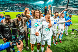 Le phare de Cassis englouti par les vagues.