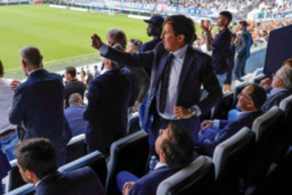 Le phare de Cassis englouti par les vagues.